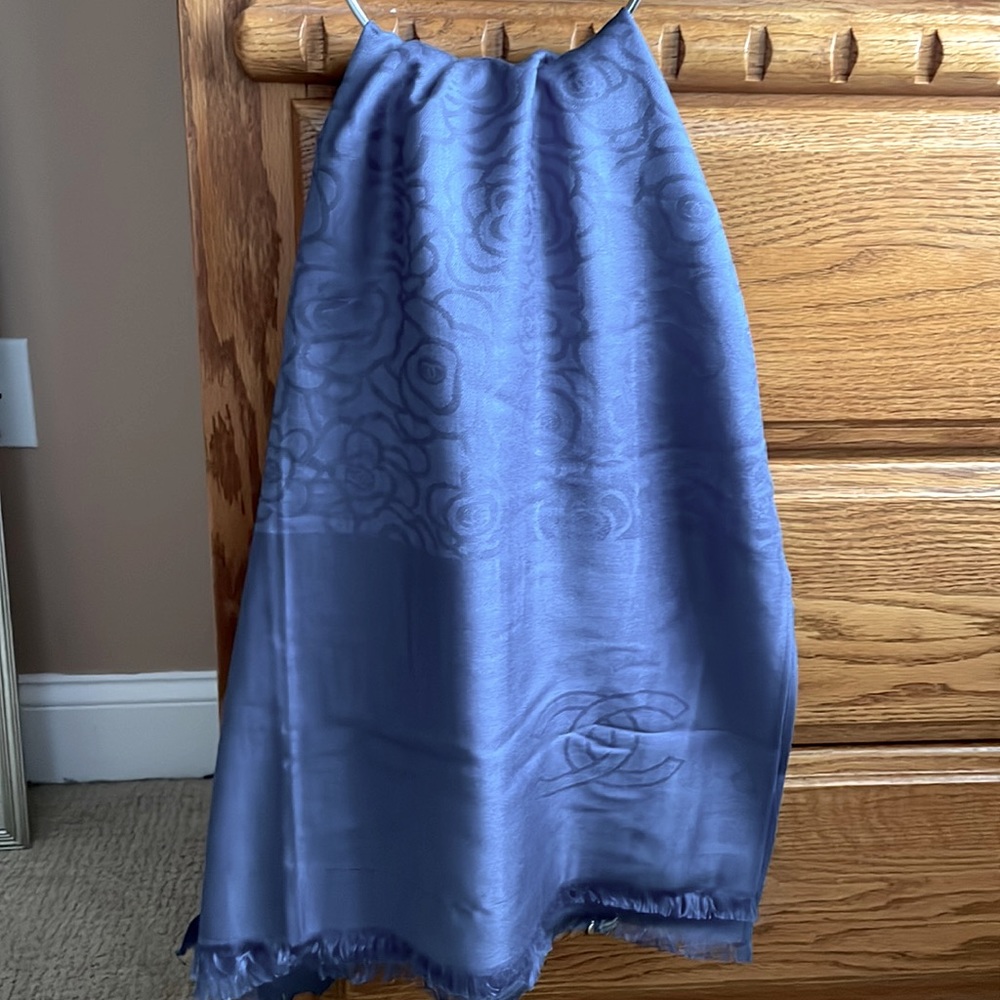 NWT light weight women’s scarf